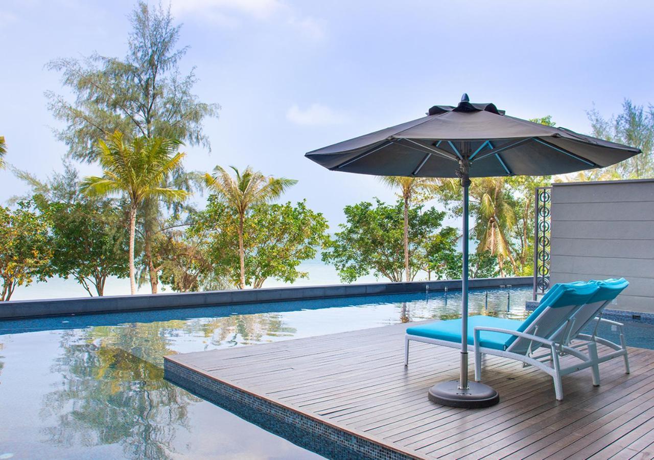 Hotel Angsana Teluk Bahang, Penang Batu Feringgi Exteriér fotografie The swimming pool at the resort