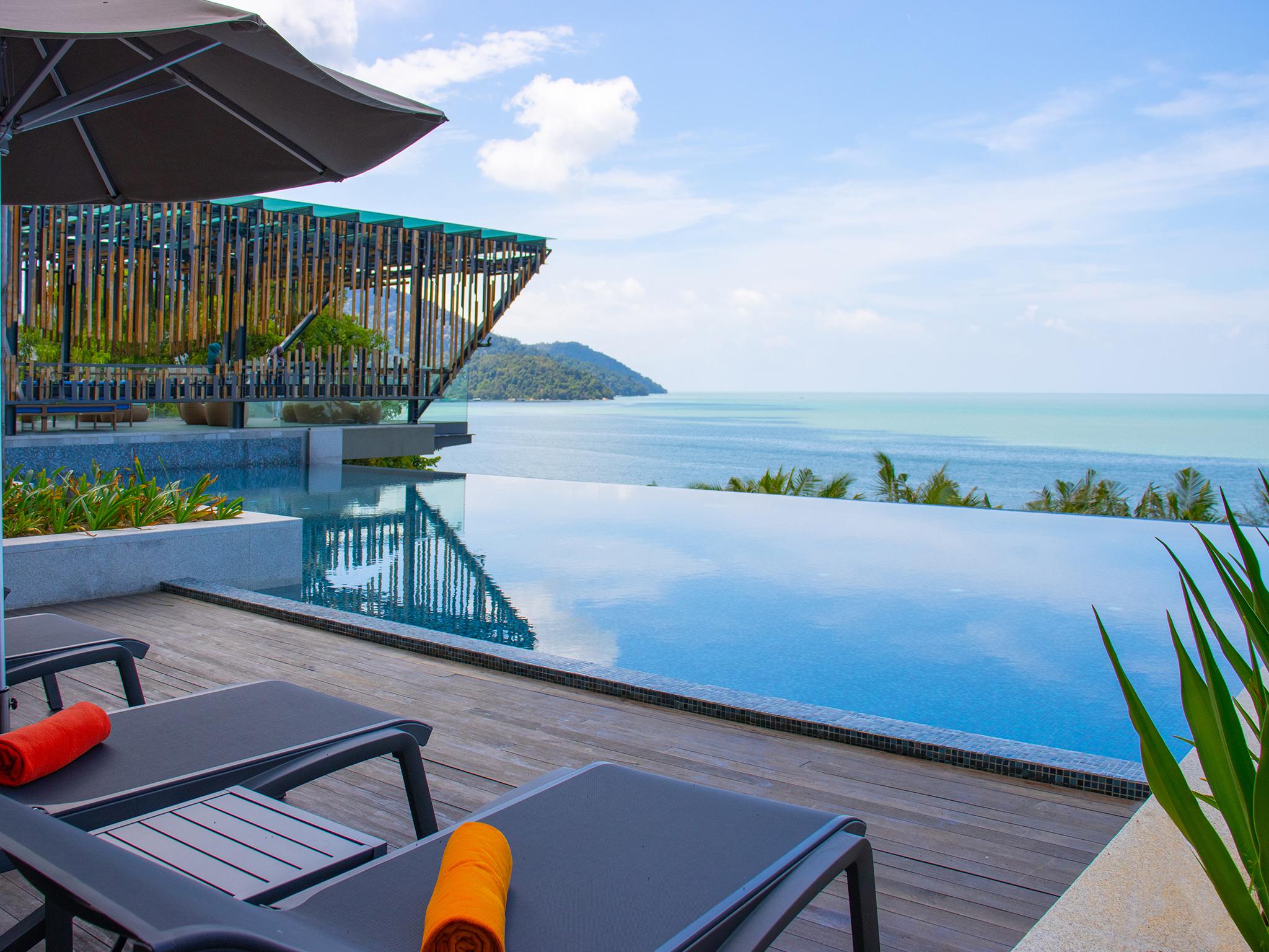 Hotel Angsana Teluk Bahang, Penang Batu Feringgi Exteriér fotografie Infinity pool at the hotel