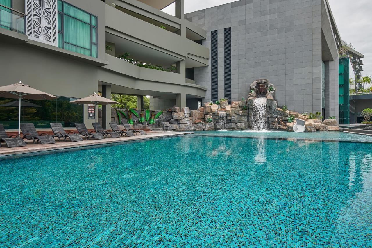 Hotel Angsana Teluk Bahang, Penang Batu Feringgi Exteriér fotografie The swimming pool at the hotel