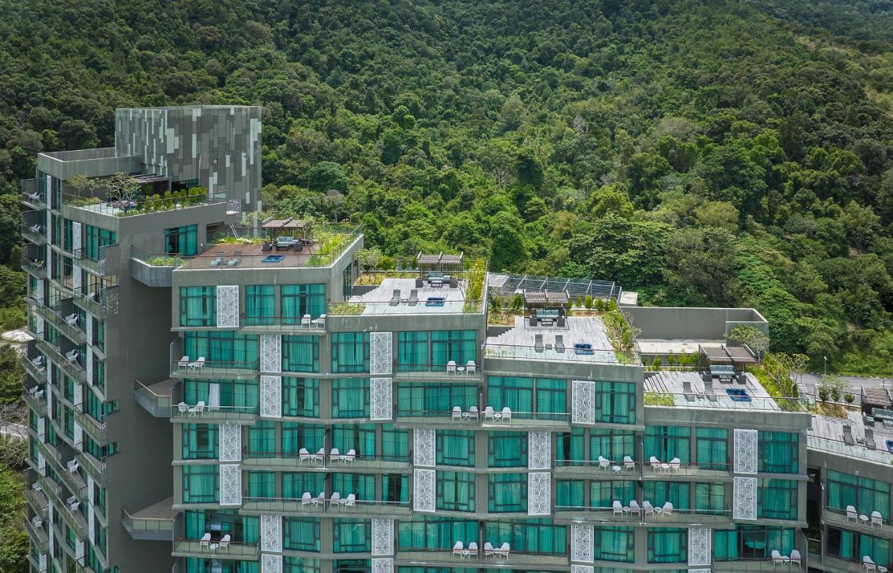 Hotel Angsana Teluk Bahang, Penang Batu Feringgi Exteriér fotografie The green roof of the hotel