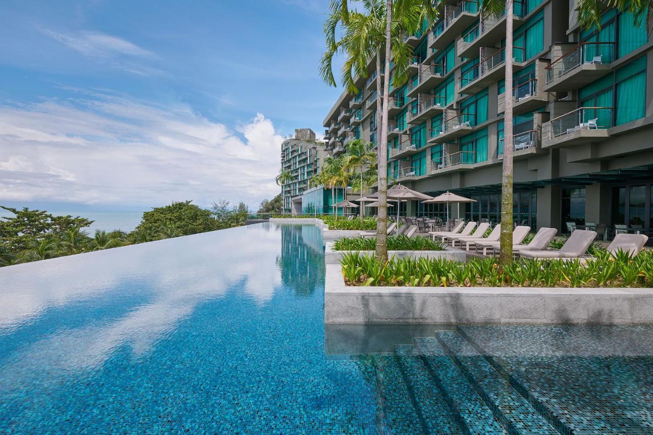 Hotel Angsana Teluk Bahang, Penang Batu Feringgi Exteriér fotografie The swimming pool at the hotel