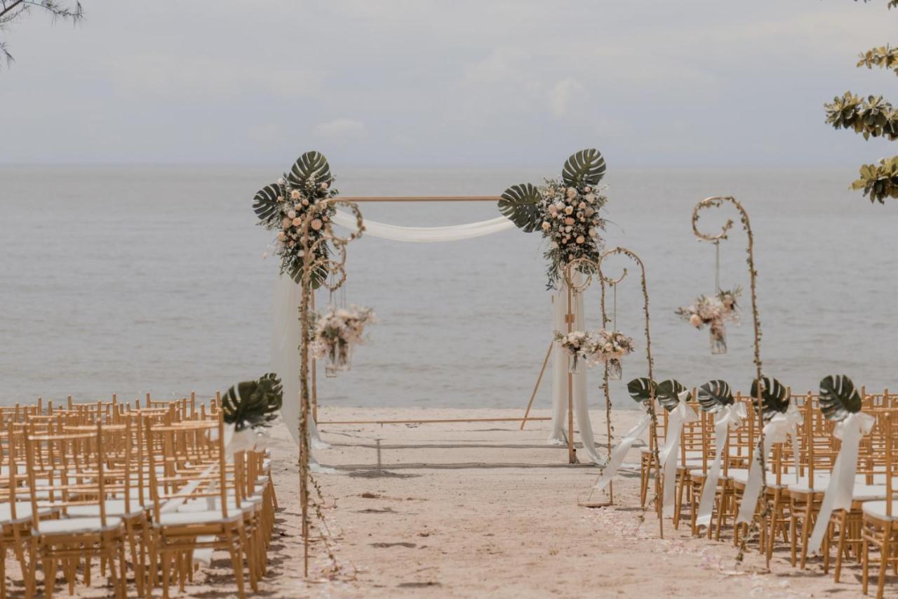 Hotel Angsana Teluk Bahang, Penang Batu Feringgi Exteriér fotografie A beach wedding in Phuket, Thailand