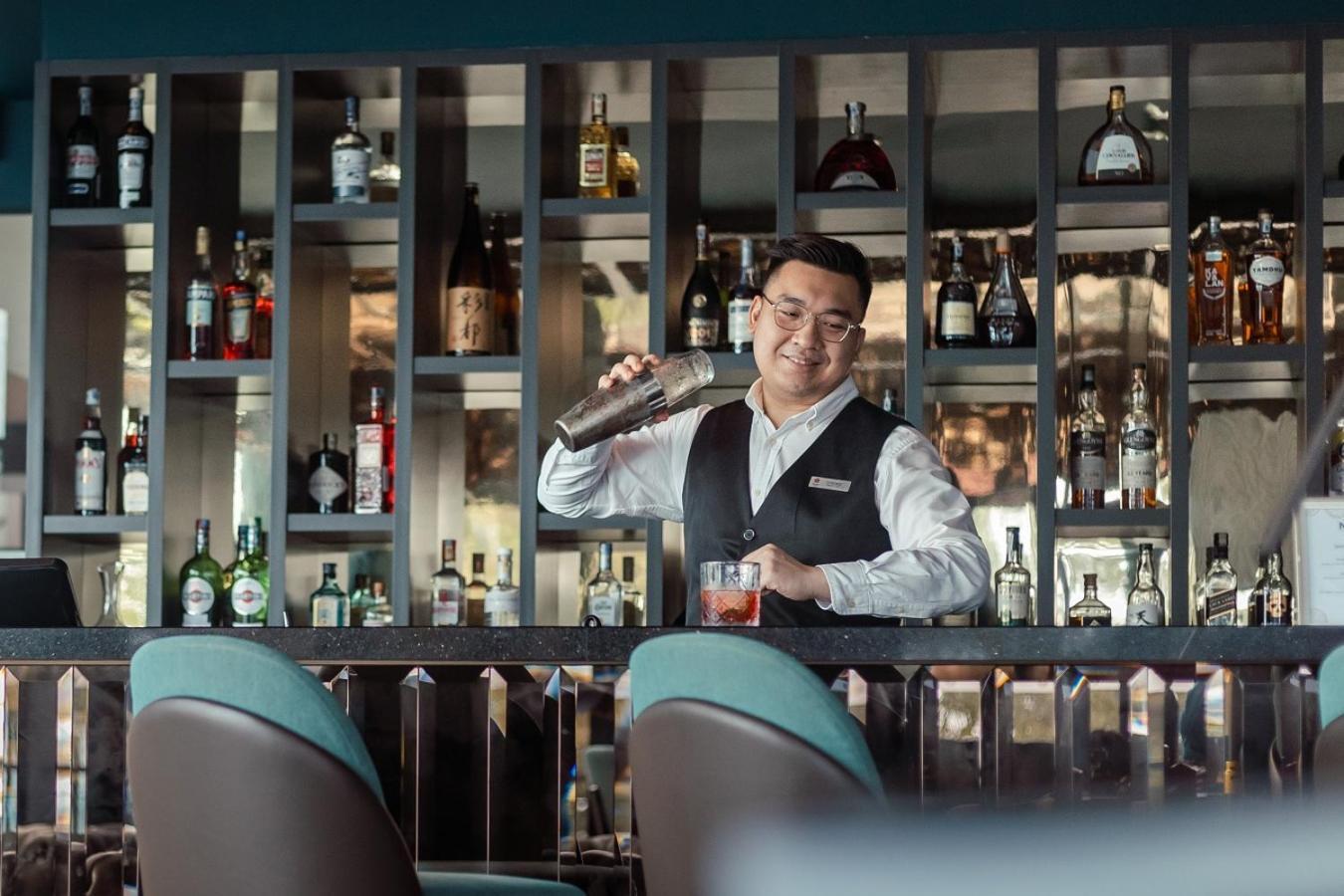 Hotel Angsana Teluk Bahang, Penang Batu Feringgi Exteriér fotografie A bartender at work