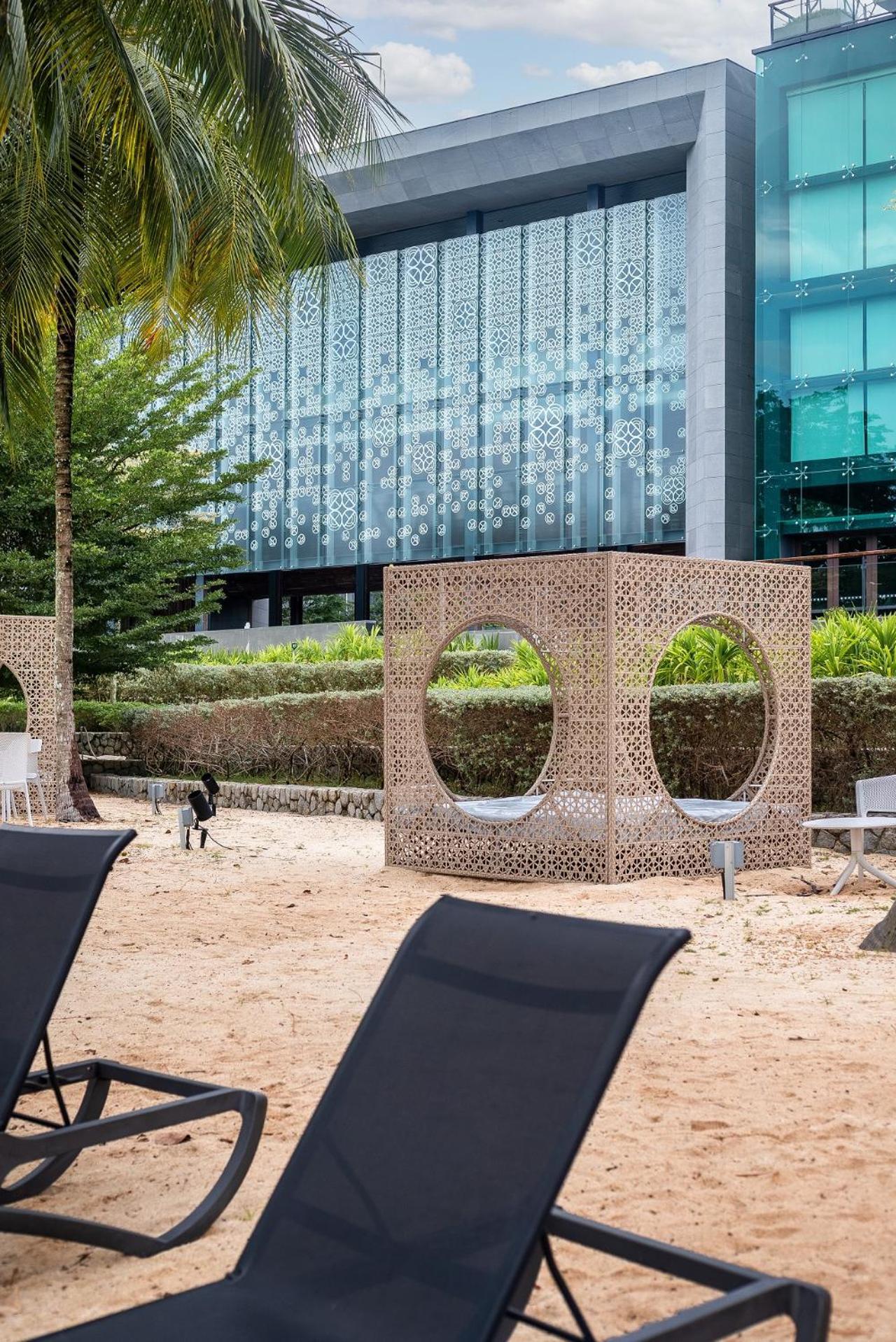 Hotel Angsana Teluk Bahang, Penang Batu Feringgi Exteriér fotografie The beach at the hotel